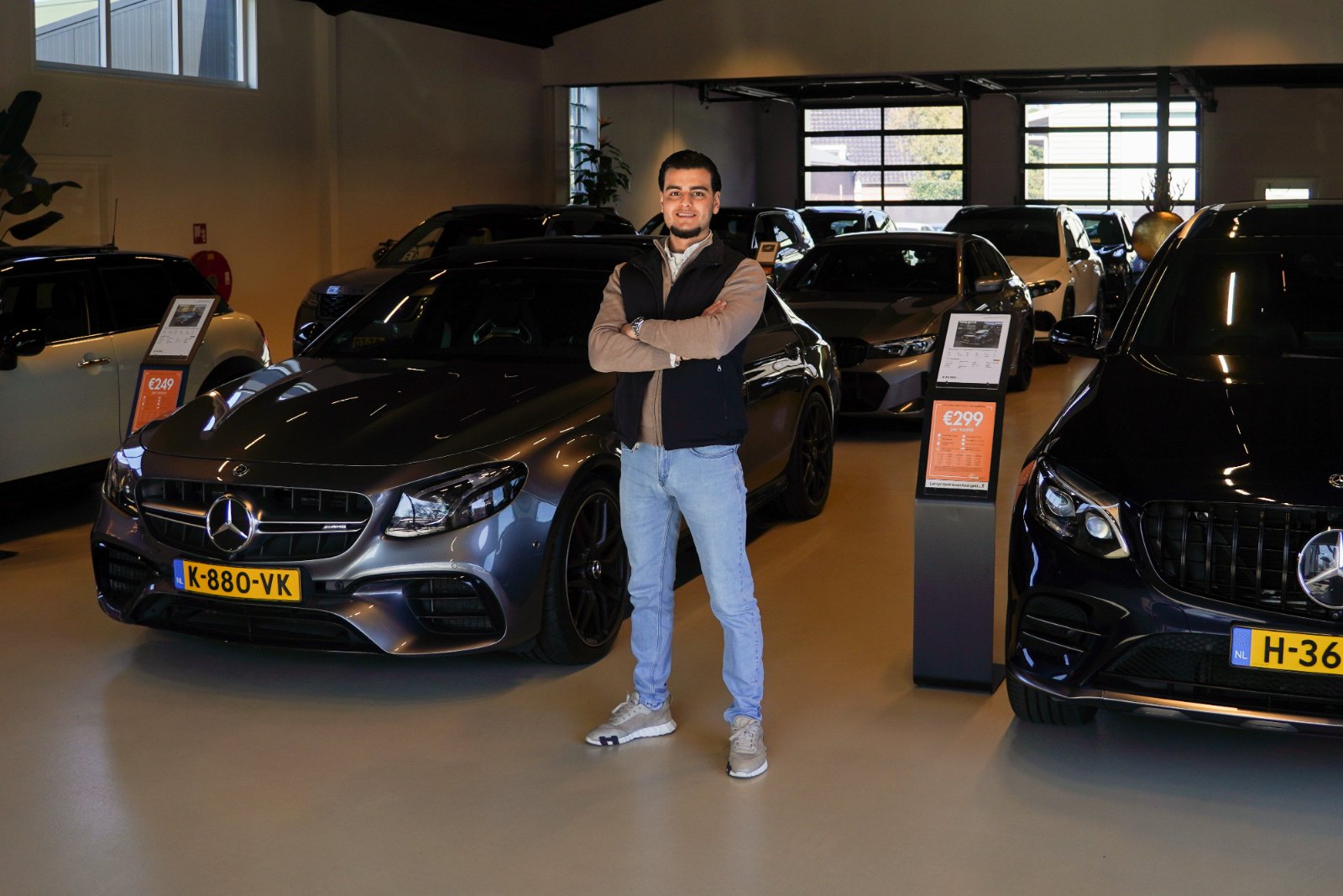 Dennis in de showroom van Dennis Automotive