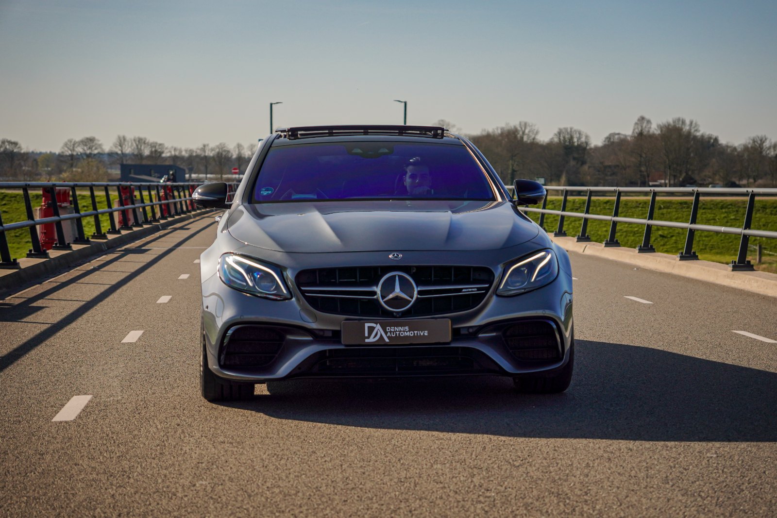 Het pand van Dennis Automotive aan de Dijkhuizerweg in Epe