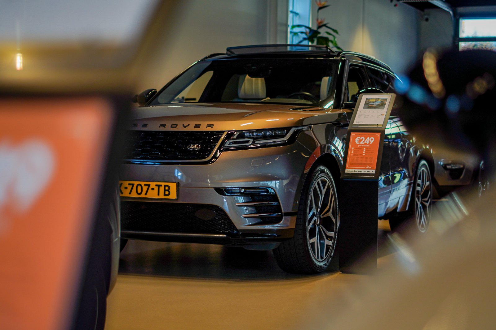Gevel van Dennis Automotive met verlicht logo