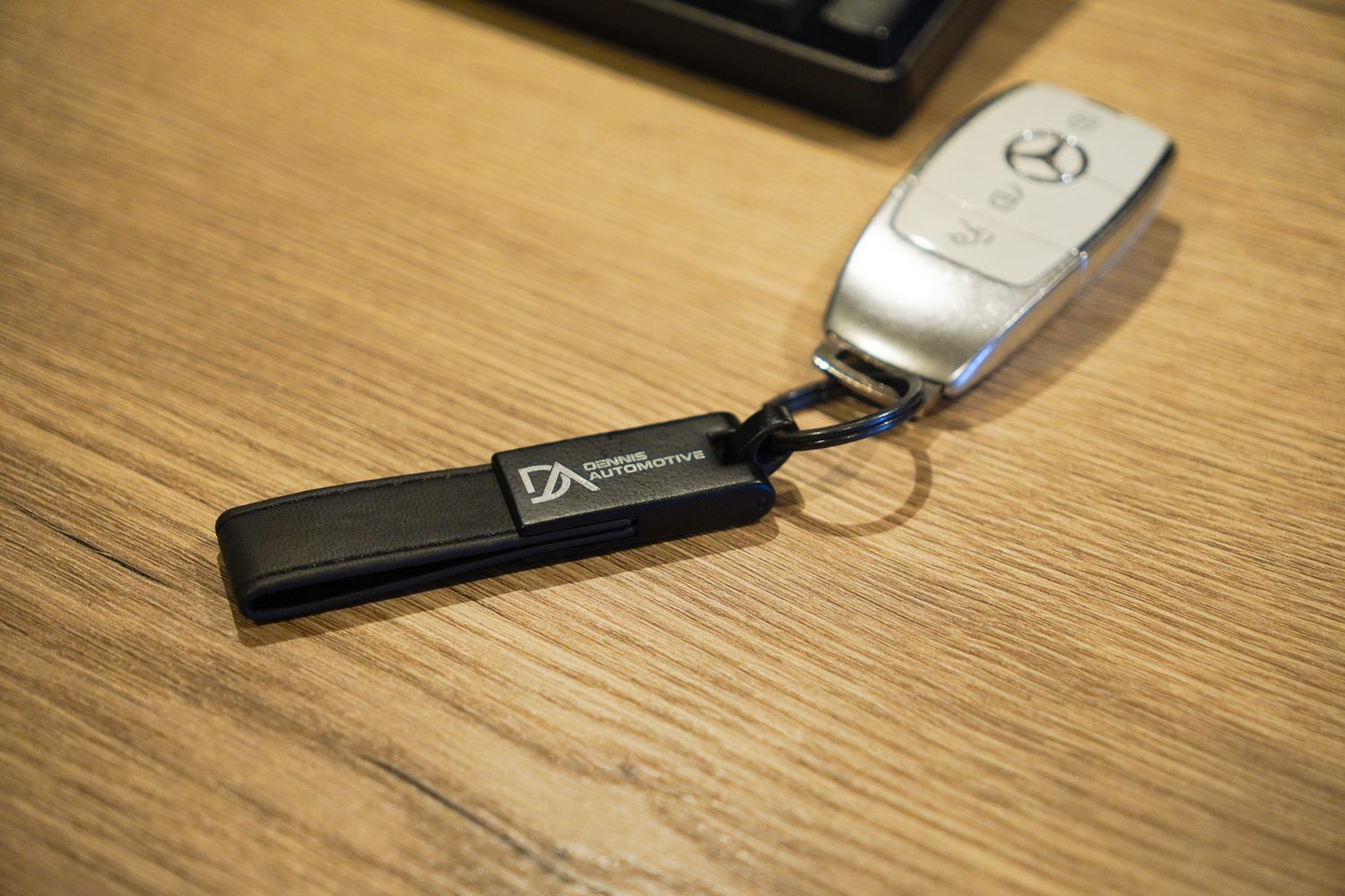 Sleutel met Dennis Automotive sleutelhanger